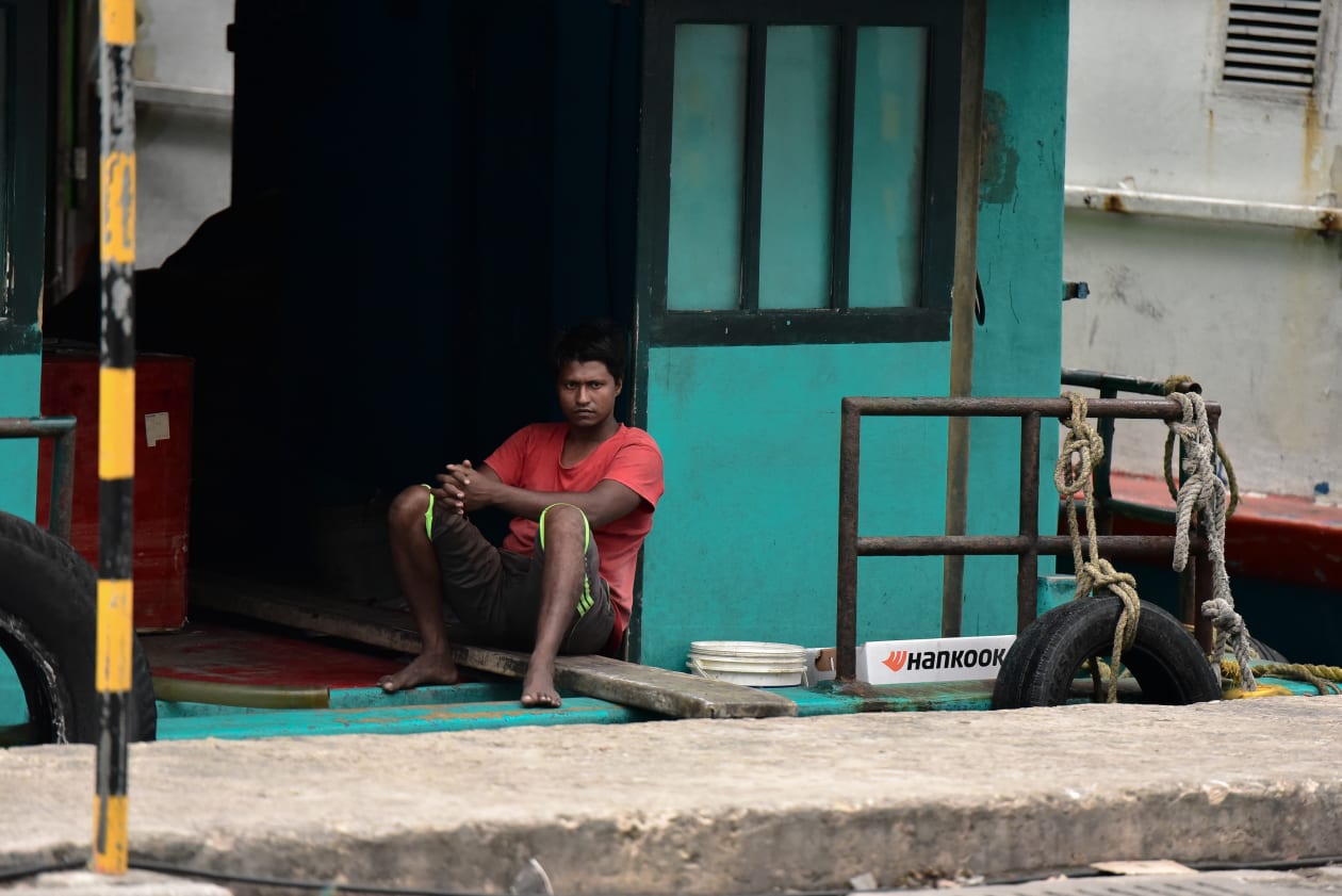 ކޮވިޑްގެ ހާލަތު ގޯސްވެފައިވާ މާލޭގެ ތޮއްޓަށް ކައިރިކުރާ ކޮންމެ ބޯޓެއްގެ ފަޅުވެރިން ވެސް ތިބެނީ ދަތުރުގައި އެނބުރި ރަށަށް ދެވެންދެން އޭގެން ނުފައިބަ އެވެ. ލޮކްޑައުންގައި އޮތް މާލެއަށް ފޭބުމުގެ ހުއްދަ ނެތްއިރު، މިއީ ފަޅުވެރިން ކުރަމުންދާ ތަފާތު ތަޖުރިބާއެކެވެ... ފޮޓޯ: ހުސައިން ޝަޔާޙް / އަދަދު 