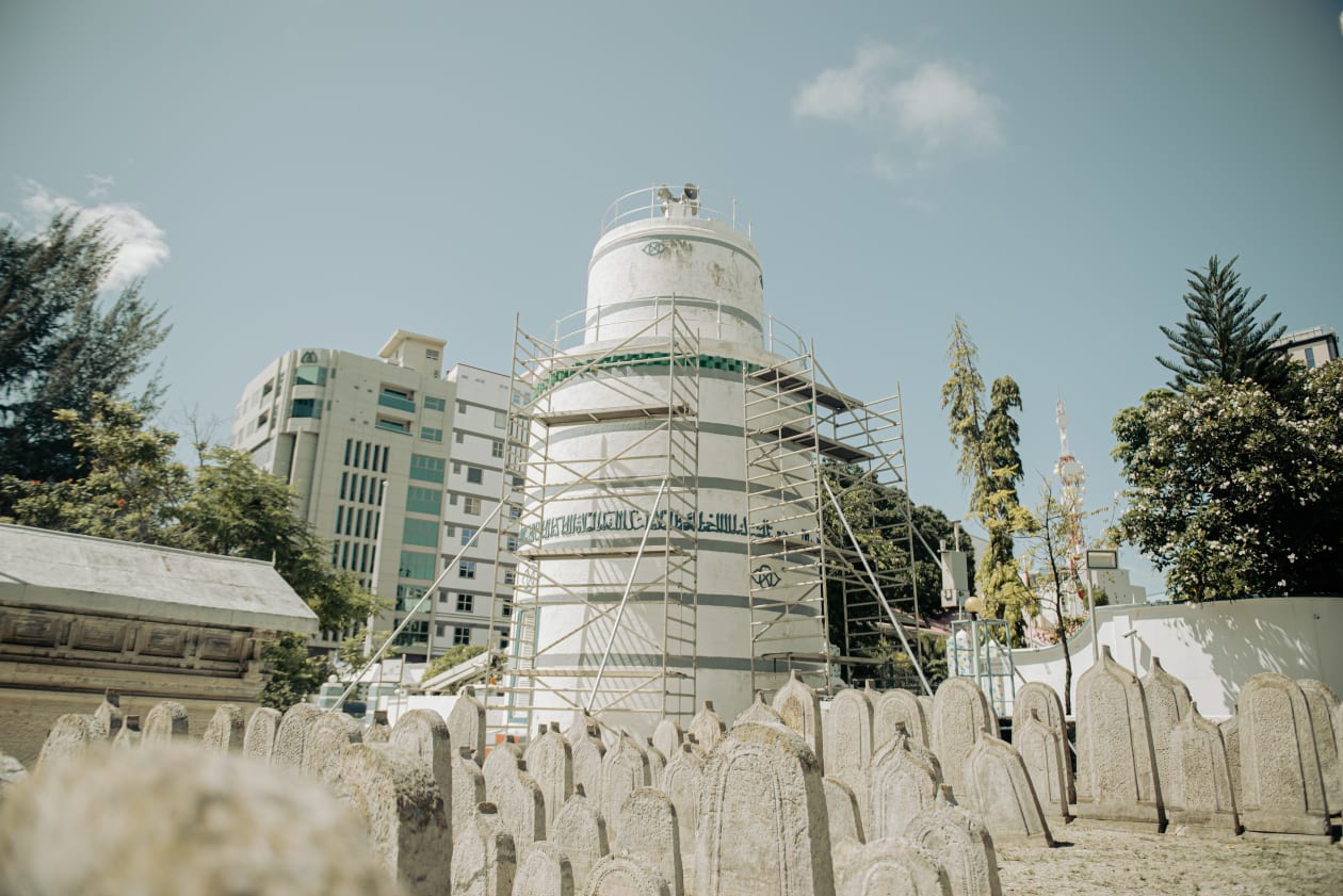 ޖޫން 23، 2022: ހުކުރު މިސްކިތުގެ މުންނާރު ސާފުކުރުމުގެ މަސައްކަތް ކުރިއަށް ދަނީ. މި މުންނާރު ބިނާކޮށް ނިމުނީ ހިޖުރައިން 1085 ވަނަ އަހަރު އަދި މުންނާރު ބިނާކުރެއްވީ އެއިރު އަރަބިކަރައިގެ މުންނާރުތައް ހުންނަ ގޮތަށް ކަމަށްވޭ --- ފޮޓޯ: އަބްދުﷲ އިޔާން/އަދަދު