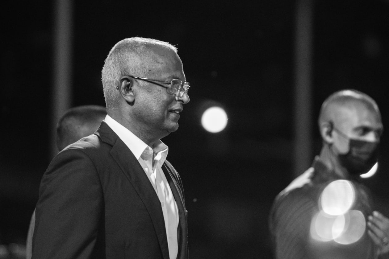 އޮކްޓޯބަރު 16، 2021: ސާފް ޗެމްޕިއަންޝިޕްގެ ފައިނަލް މެޗްގެ އިނާމު ދިނުމުގެ ރަސްމިއްޔާތުގައި ރާއްޖޭގެ ރައީސުލްޖުމްހޫރިއްޔާ އިބްރާހިމް މުހައްމަދު ސޯލިހު. --ފޮޓޯ: އާއިމް ޒަމީރު/ އަދަދު
