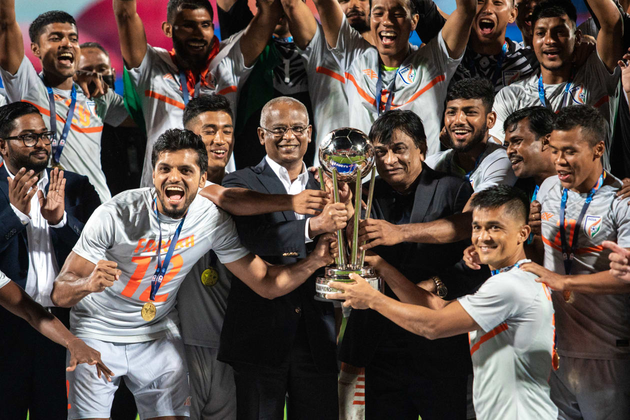 އޮކްޓޯބަރު 16، 2021: ސާފް ޗެމްޕިއަންޝިޕް 2021ގެ ތަށި، ރައީސް އިބްރާހިމް މުހައްމަދު ސޯލިހު، އިންޑިއާގެ ޓީމާ ހަވާލުކޮށް ދެއްވަނީ. މިއީ މި ތަށި އިންޑިއާއިން އުފުލާލި އަށް ވަނަ ފަހަރު. -- ފޮޓޯ: ހުސައިން ވަހީދު / އަދަދު