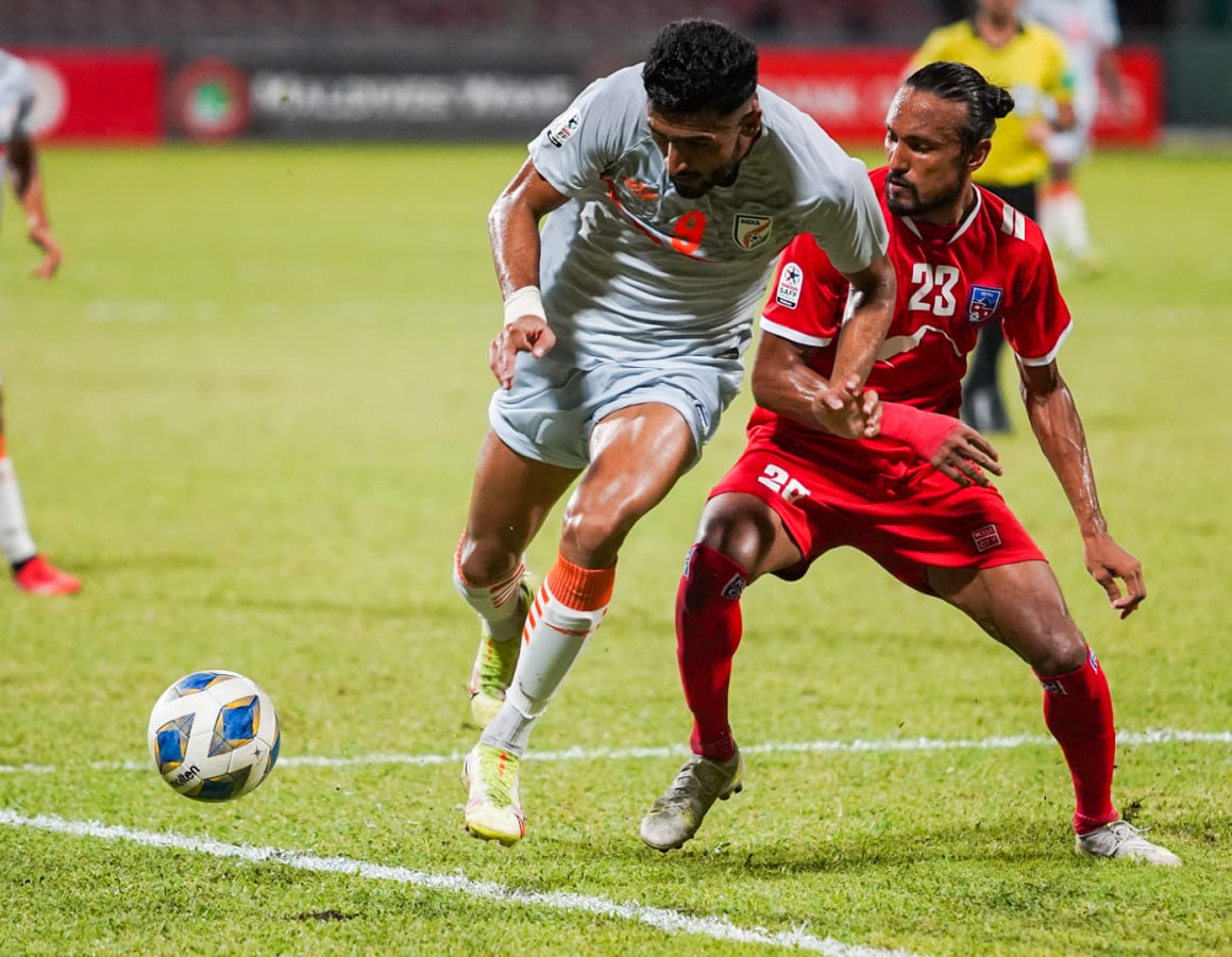 އޮކްޓޯބަރު 10، 2021: އުރީދޫ ސާފް ޗެމްޕިއަންޝިޕްގައި އިންޑިއާ އާއި ނޭޕާލް ބައްދަލުކުރި މެޗުގެ ތެރެއިން: މި މެޗުން 0 - 1 ގެ ނަތީޖާއަކުން ކާމިޔާބުކުރީ އިންޑިއާއިން. -- ފޮޓޯ: ހުސެއިން ވަހީދު/އަދަދު