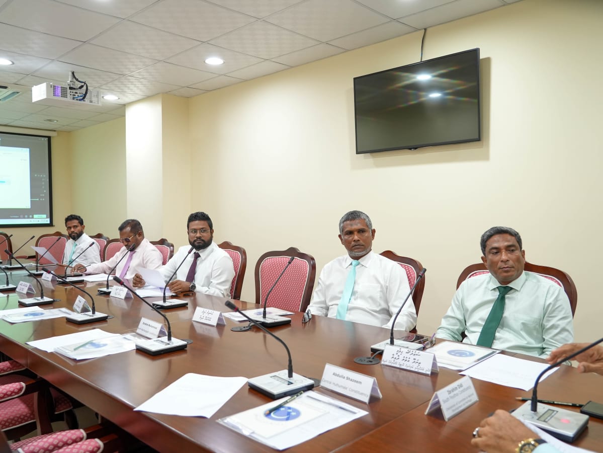 ޖޫން 4، 2024؛ ރައްޔިތުންގެ މަޖިލީހުގެ ގައުމީ ތަރައްގީ އާއި ތަރިކައާ ބެހޭ ކޮމިޓީގެ ބައްދަލުވުމުގެ ތެރެއިން -- ފޮޓޯ: ރައްޔިތުންގެ މަޖިލީހުގެ އިދާރާ