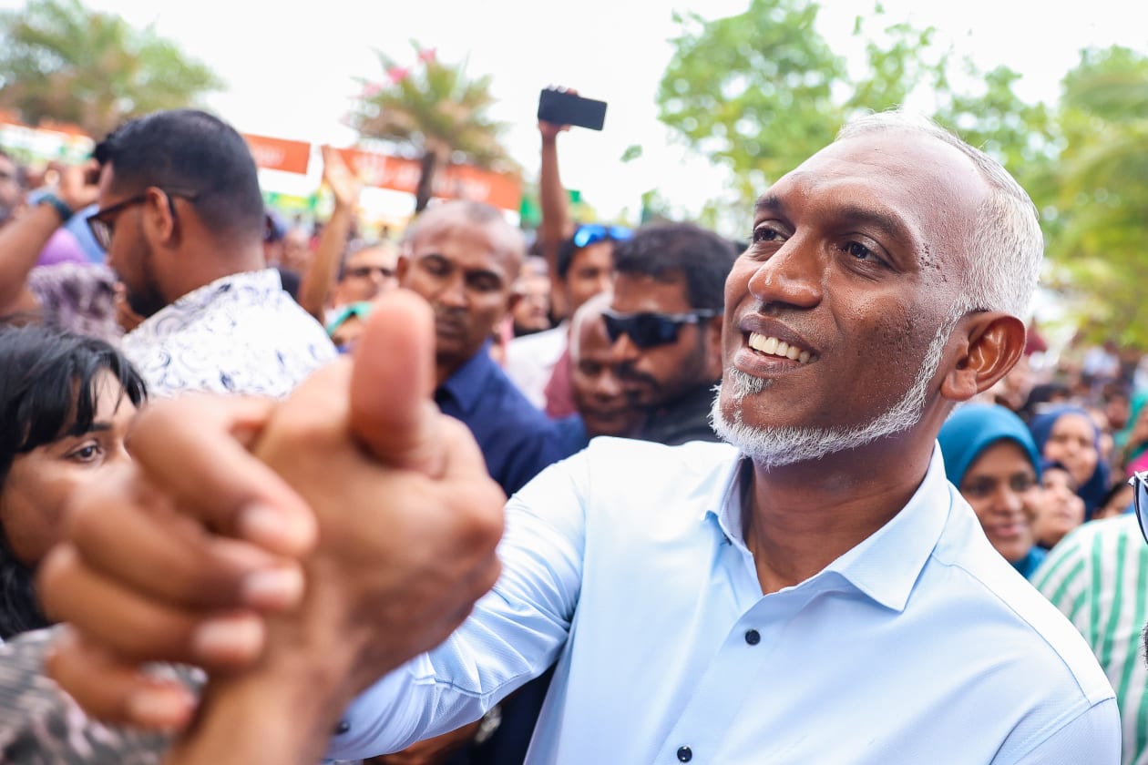 އޮކްޓޫބަރ 1، 2023 - ޖަލު ހުކުމެއް ތަންފީޒް ކުރަމުން ގެންދަވާ ކުރީގެ ރައީސް ޔާމީން ގެއަށް ބަދަލުކުރުން؛ ޕީޕީއެމް އަދި ރައީސް ޔާމީނަށް ތާއީދުކުރައްވާ ގިނަ އަދަދެއްގެ ބަޔަކު ވަނީ އެ ވަގުތު އެ ސަރަހައްދަށް އެއްވެ ޝުއޫރު ފާޅުކޮށްފައި --- ފޮޓޯ؛ މުހައްމަދު ޝާބިން / އަދަދު