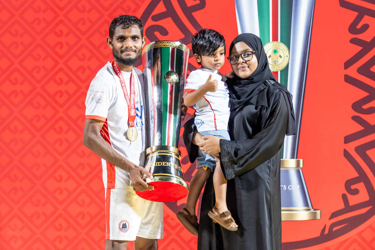 މާލެ، ދިވެހި ރާއްޖެ (ފެބްރުއަރީ 25): މާޒިޔާ ސްޕޯޓްސް އެންޑް ރެކްރިއޭޝަނާ 1-1 އިން އެއްވަރުވެ، ޕެނަލްޓީ ޖަހައިގެން 5-4 އިން ކުރިހޯދައި، އޮޑި ސްޕޯޓްސް ކްލަބުން ވަނީ ފުރަތަމަ ފަހަރަށް ޕްރެޒިޑެންޓްސް ކަޕްގެ ޗެމްޕިއަންކަން ހޯދައިފައި: އޮޑި އަކީ މި ގޮތަަށް ފުރަތަމަ ޑިވިޝަނުގައި ފުރަތަމަ ސީޒަނުގައި މި ފަދަ ކާމިޔާބީއެއް ހޯދި ފުރަތަމަ ޓީމު.--- ފޮޓޯ: ރާއިފް ޔޫސުފް / އަދަދު ސްޕޯޓްސް