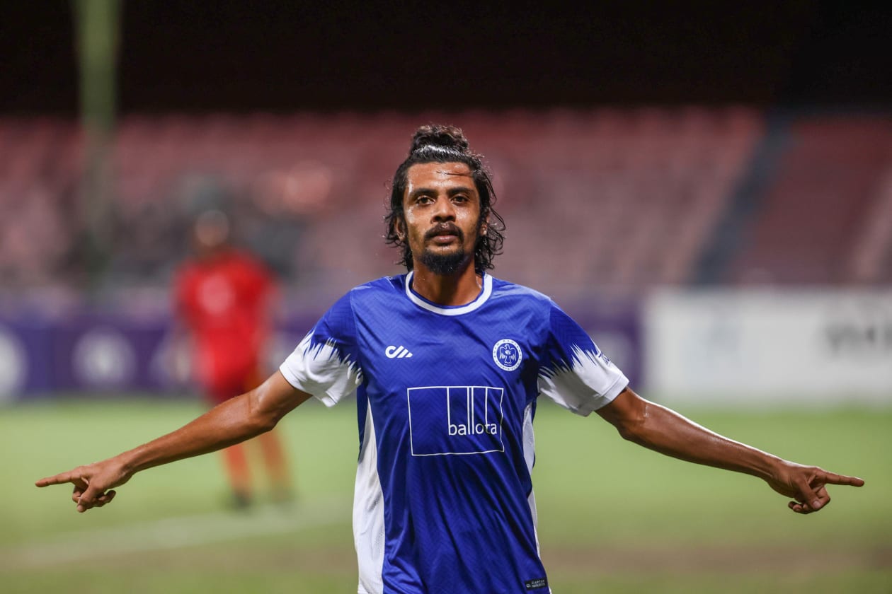 މާލެ، 24 ޖުލައި 2022: އީ 2018 ވަނަ އަހަރުގެ އޮކްޓޫބަރު މަހުގެ 30 ގެ ފަހުން ވިކްޓަރީ އާއި ނިއު ރޭޑިއަންޓުން ރަސްމީ މެޗެއްގައި ވާދަކުރި ފުރަތަމަ ފަހަރު: ސަސްޕެންޝަނަކަށް ފަހު ދެ ޓީމުން ފުޓްބޯޅަ އަށް އެނބުރި އައިސް މި ފަހަރުގެ ދެ ވަނަ ޑިވިޝަނުގައި ކުޅޭއިރު، މި ދެ ޓީމުގެ މެޗު ވައިގައި ހިފީ "ރަސްވާދަ ނަމުން: ނިއު އިން ވަނީ ވިކްޓަރީގެ މައްޗަށް 4-1 އިން ކުރިހޯދާފައި: ނިއުގެ ފުރަތަމަ ގޯލު ޖެހި ސުހެއިލް ލަނޑަށް ފަހު އުފާފާޅުކުރަނީ-- ފޮޓޯ: އިމޭޖަސް.އެމްވީ