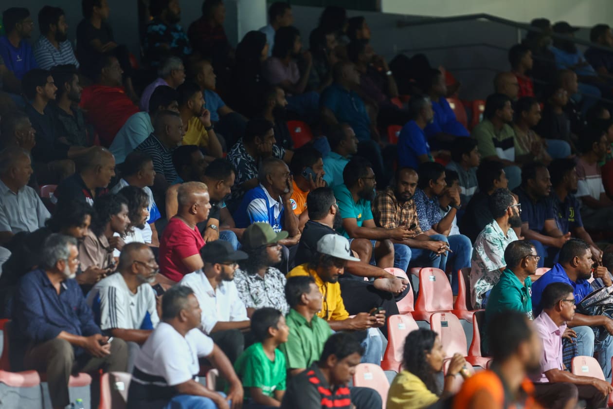 މާލެ، 24 ޖުލައި 2022: އީ 2018 ވަނަ އަހަރުގެ އޮކްޓޫބަރު މަހުގެ 30 ގެ ފަހުން ވިކްޓަރީ އާއި ނިއު ރޭޑިއަންޓުން ރަސްމީ މެޗެއްގައި ވާދަކުރި ފުރަތަމަ ފަހަރު: ސަސްޕެންޝަނަކަށް ފަހު ދެ ޓީމުން ފުޓްބޯޅަ އަށް އެނބުރި އައިސް މި ފަހަރުގެ ދެ ވަނަ ޑިވިޝަނުގައި ކުޅޭއިރު، މި ދެ ޓީމުގެ މެޗު ވައިގައި ހިފީ "ރަސްވާދަ ނަމުން: ނިއު އިން ވަނީ ވިކްޓަރީގެ މައްޗަށް 4-1 އިން ކުރިހޯދާފައި: ނިއުގެ ގިނަ ސަޕޯޓަރުންތަކެއް މިރޭގެ މެޗު ބަލަން ދަނޑަށް އައި-- ފޮޓޯ: އިމޭޖަސް.އެމްވީ