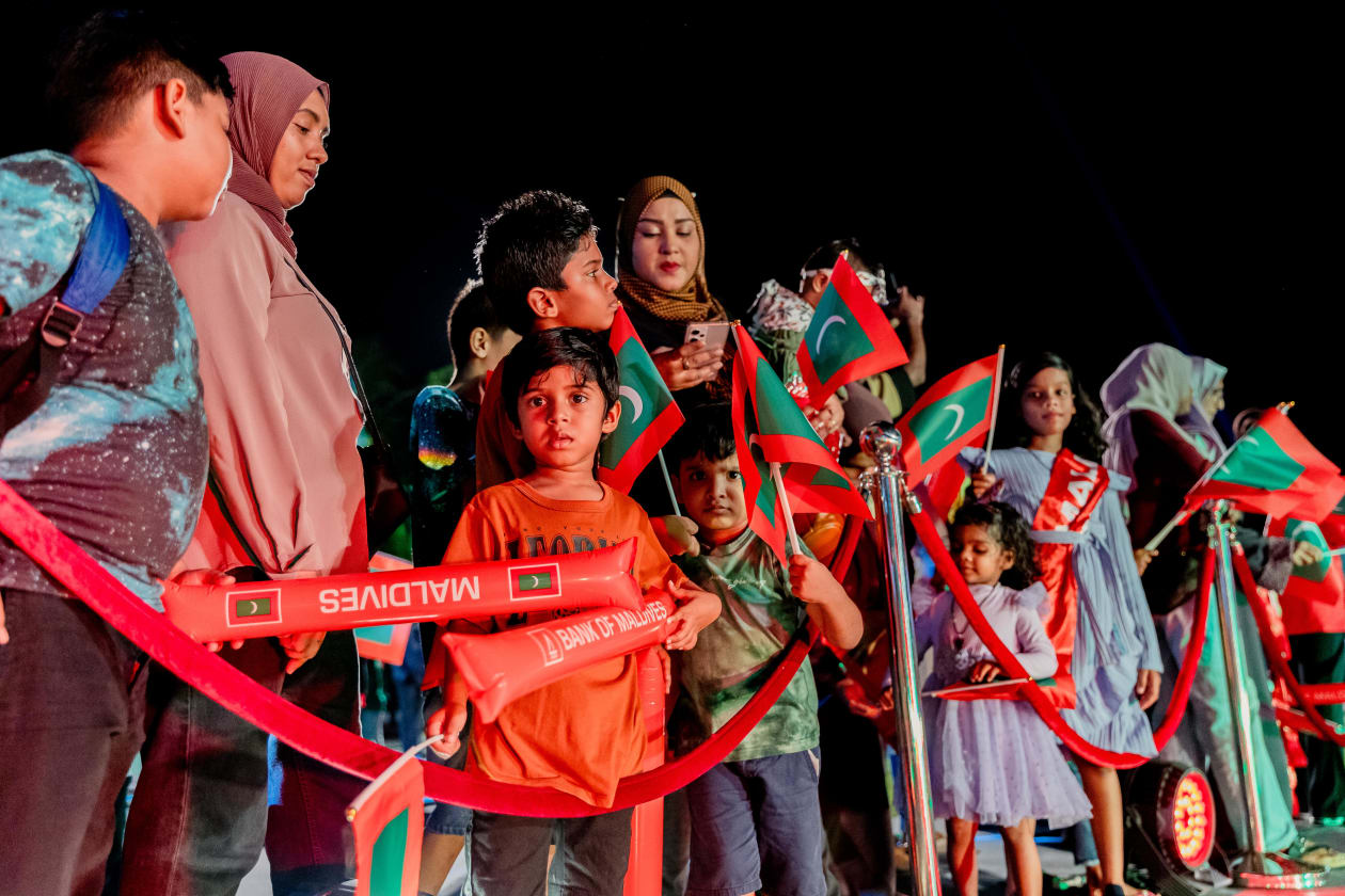 ސެޕްޓެމްބަރ 5, 2023; އައިއޯއައިޖީ ގައި ބައިވެރިވި ދިވެހި ކޮންޓިންޖެންޓަށް މަރުހަބާ ކިޔުމަށް ރޭ ޖުމްހޫރީ މައިދާނުގައި ބޭއްވި އިވެންޓުގެ ތެރެއިން; މި ރަސްމިއްޔާތުގައި ރައީސުލްޖުމްހޫރިއްޔާ އާއި ޔޫތް މިނިސްޓަރ ވަނީ ބައިވެރިވެފައި --- ފޮޓޯ; އަދަދު