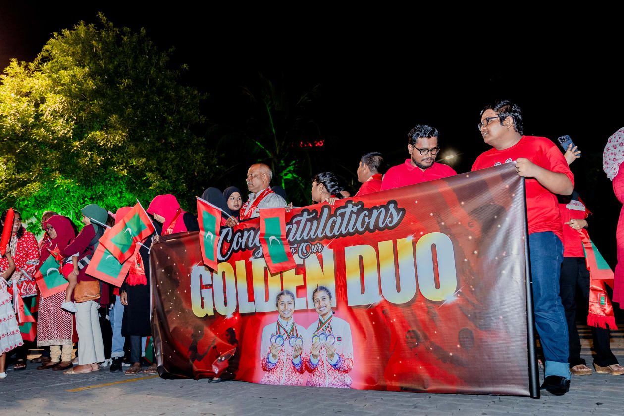 ސެޕްޓެމްބަރ 5, 2023; އައިއޯއައިޖީ ގައި ބައިވެރިވި ދިވެހި ކޮންޓިންޖެންޓަށް މަރުހަބާ ކިޔުމަށް ރޭ ޖުމްހޫރީ މައިދާނުގައި ބޭއްވި އިވެންޓުގެ ތެރެއިން; މި ރަސްމިއްޔާތުގައި ރައީސުލްޖުމްހޫރިއްޔާ އާއި ޔޫތް މިނިސްޓަރ ވަނީ ބައިވެރިވެފައި --- ފޮޓޯ; އަދަދު