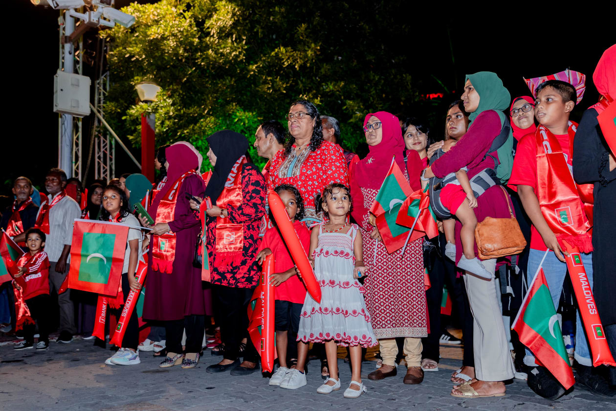 ސެޕްޓެމްބަރ 5, 2023; އައިއޯއައިޖީ ގައި ބައިވެރިވި ދިވެހި ކޮންޓިންޖެންޓަށް މަރުހަބާ ކިޔުމަށް ރޭ ޖުމްހޫރީ މައިދާނުގައި ބޭއްވި އިވެންޓުގެ ތެރެއިން; މި ރަސްމިއްޔާތުގައި ރައީސުލްޖުމްހޫރިއްޔާ އާއި ޔޫތް މިނިސްޓަރ ވަނީ ބައިވެރިވެފައި --- ފޮޓޯ; އަދަދު