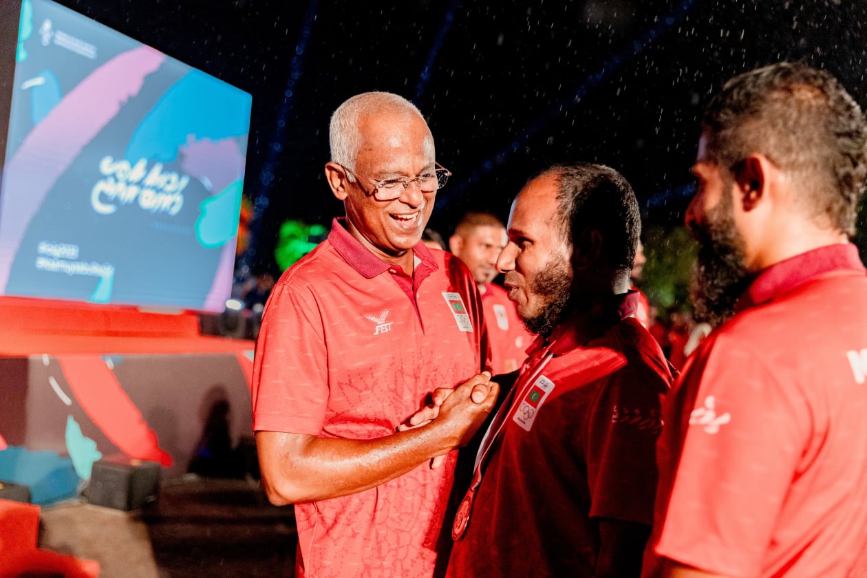 ސެޕްޓެމްބަރ 5, 2023; އައިއޯއައިޖީ ގައި ބައިވެރިވި ދިވެހި ކޮންޓިންޖެންޓަށް މަރުހަބާ ކިޔުމަށް ރޭ ޖުމްހޫރީ މައިދާނުގައި ބޭއްވި އިވެންޓުގެ ތެރެއިން; މި ރަސްމިއްޔާތުގައި ރައީސުލްޖުމްހޫރިއްޔާ އާއި ޔޫތް މިނިސްޓަރ ވަނީ ބައިވެރިވެފައި --- ފޮޓޯ; އަދަދު