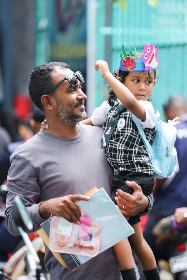 އަހުމަދިއްޔާ ސްކޫލުން ރިޕޯޓު ފޮތް ލިބުނު ތުއްތު ކުއްޖަކު އުރާލައިގެން ބެލެނިވެރިޔާ ދަނީ. ދެވަނަ ސެމިސްޓާގެ ކިޔެވުން އަހަރުގެ ފަހުކޮޅަށް މިއަހަރު ބަދަލުވީ ދިރާސީ އައު އަހަރު ފެށޭ ދުވަސް މީލާދީ އަހަރާ އެއްގޮތް ކުރުމަށް ރައީސް ޑރ. މުހައްމަދު މުއިއްޒު ނިންމެވި ނިންމެވުމާ ގުޅިގެން އެކަޑެމިކް ކަލަންޑަރަށް ގެނައި ބަދަލާ އެކު. ފޮޓޯ: މުހައްމަދު ޝަހުޒާން / އަދަދު