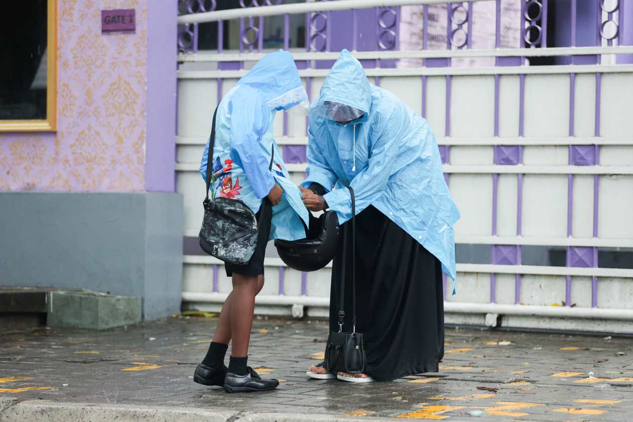 މާލޭގެ އެތައް ސްކޫލެއްގައި ތައުލީމު ހާސިލު ކުރަމުންދާ ދަރިވަރުން މިއަދު ރިޕޯޓު ފޮތް ބަލާ ދިޔައީ ވާރޭ ވެހެމުން ދަނިކޮށް. މިއަދުގެ މޫސުން ގޯސްވި ނަމަވެސް ހޮނިހިރު ދުވަހުން ފެށިގެން މޫސުން ރަނގަޅު ވާނެ ކަމަށް ލަފާ ކުރެވޭ. ފޮޓޯ: މުހައްމަދު ޝަހުޒާން / އަދަދު