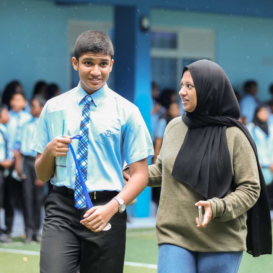 ފުރަތަމަ ސެމިސްޓާގެ ކިޔެވުން ނިންމައިލުމަށްފަހު ލިބުނު ރިޕޯޓާއި، މެޑަލް ހިފައިގެން ޖަމާލުއްދީން ސްކޫލުގެ ދަރިވަރަކު ގެއަށް ދަނީ. ޗުއްޓީއަށް ފަހު ދެން ސްކޫލްތައް ހުޅުވޭނީ އޮކްޓޯބަރު 6، ގައި. ފޮޓޯ: މުހައްމަދު ޝަހުޒާން / އަދަދު