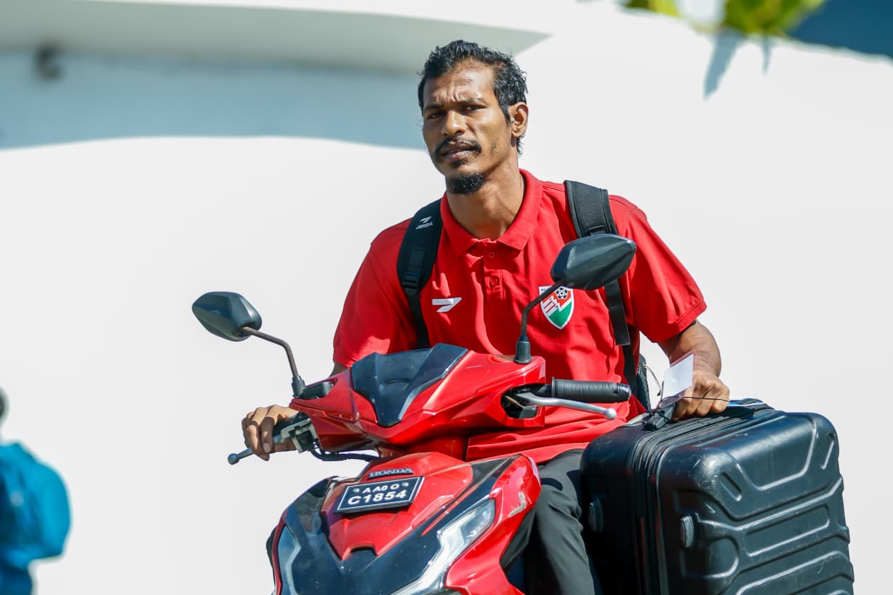 މާލެ، ދިވެހި ރާއްޖެ (އޮކްޓޫބަރު 6) - އޭޝިއަން ކަޕް ކޮލިފައިންގައި ވާދަކުރާ ރާއްޖޭގެ ގައުމީ ފުޓްބޯޅަ ޓީމުން މި މަހު ނުވަ ވަނަ ދުވަހު ތަޖިކިސްތާނާ ދެކޮޅަށް އެ ގައުމުގައި ކުޅޭ މެޗަށް ފުރުމުގެ ތެރެއިން: ތަޖިކިސްތާނާ ދެކޮޅަށް މި މަހު 14 ވަނަ ދުވަހު ގަލޮޅު ދަނޑުގައި ވެސް ކޮލިފައިން މެޗެއް ކުޅޭނެ -- ފޮޓޯ: ރާއިފް ޔޫސުފް / އަދަދު ސްޕޯޓްސް 