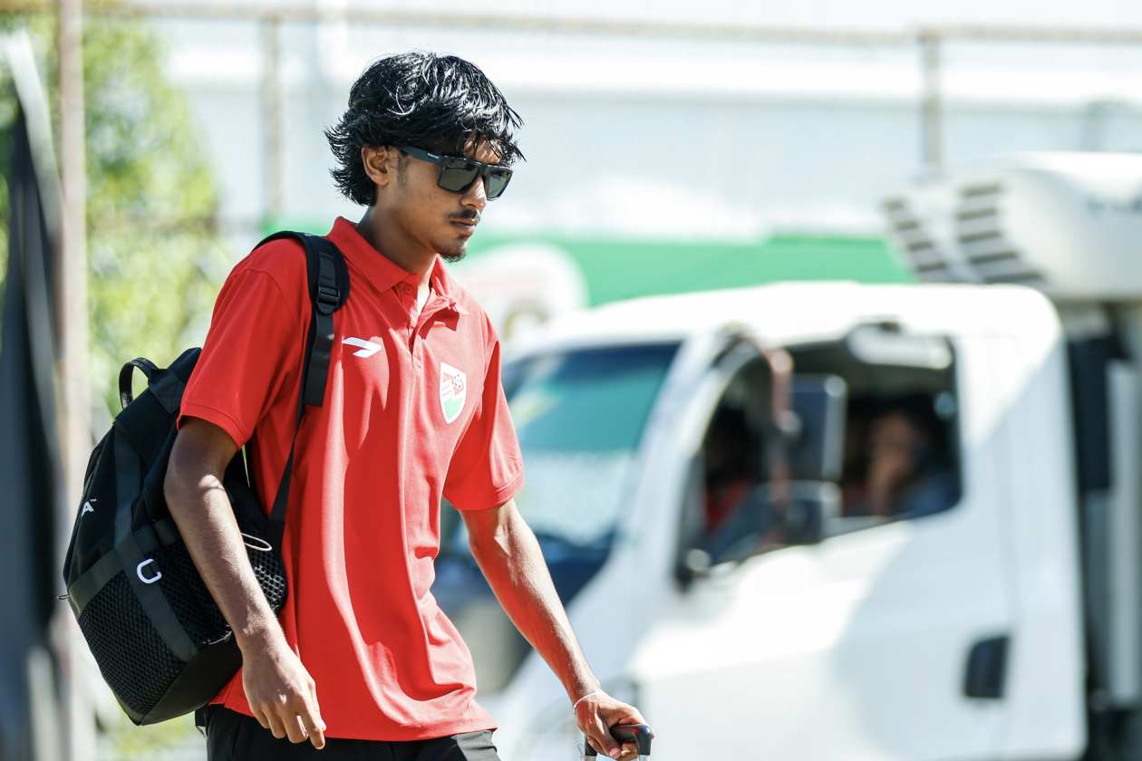 މާލެ، ދިވެހި ރާއްޖެ (އޮކްޓޫބަރު 6) - އޭޝިއަން ކަޕް ކޮލިފައިންގައި ވާދަކުރާ ރާއްޖޭގެ ގައުމީ ފުޓްބޯޅަ ޓީމުން މި މަހު ނުވަ ވަނަ ދުވަހު ތަޖިކިސްތާނާ ދެކޮޅަށް އެ ގައުމުގައި ކުޅޭ މެޗަށް ފުރުމުގެ ތެރެއިން: ތަޖިކިސްތާނާ ދެކޮޅަށް މި މަހު 14 ވަނަ ދުވަހު ގަލޮޅު ދަނޑުގައި ވެސް ކޮލިފައިން މެޗެއް ކުޅޭނެ -- ފޮޓޯ: ރާއިފް ޔޫސުފް / އަދަދު ސްޕޯޓްސް 