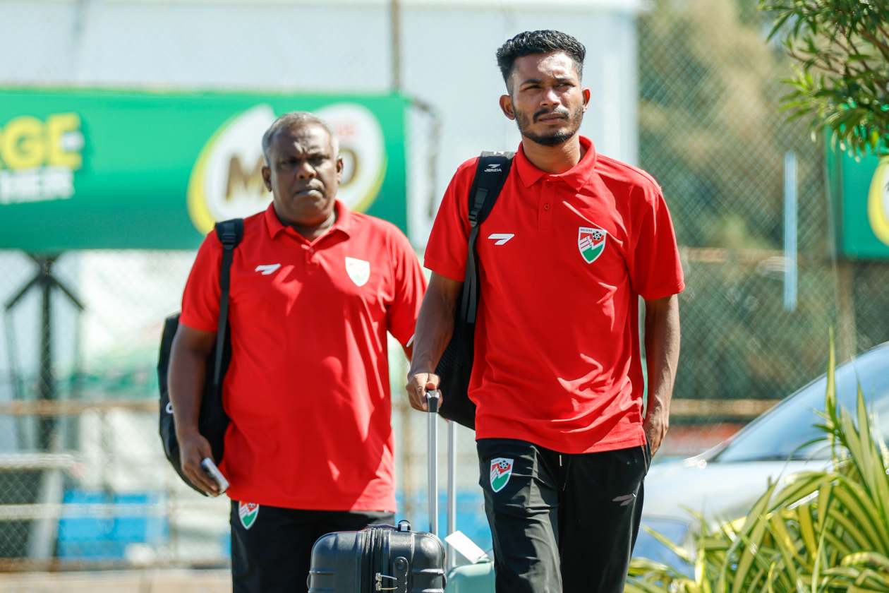 މާލެ، ދިވެހި ރާއްޖެ (އޮކްޓޫބަރު 6) - އޭޝިއަން ކަޕް ކޮލިފައިންގައި ވާދަކުރާ ރާއްޖޭގެ ގައުމީ ފުޓްބޯޅަ ޓީމުން މި މަހު ނުވަ ވަނަ ދުވަހު ތަޖިކިސްތާނާ ދެކޮޅަށް އެ ގައުމުގައި ކުޅޭ މެޗަށް ފުރުމުގެ ތެރެއިން: ތަޖިކިސްތާނާ ދެކޮޅަށް މި މަހު 14 ވަނަ ދުވަހު ގަލޮޅު ދަނޑުގައި ވެސް ކޮލިފައިން މެޗެއް ކުޅޭނެ -- ފޮޓޯ: ރާއިފް ޔޫސުފް / އަދަދު ސްޕޯޓްސް 