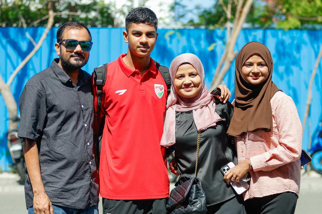 މާލެ، ދިވެހި ރާއްޖެ (އޮކްޓޫބަރު 6) - އޭޝިއަން ކަޕް ކޮލިފައިންގައި ވާދަކުރާ ރާއްޖޭގެ ގައުމީ ފުޓްބޯޅަ ޓީމުން މި މަހު ނުވަ ވަނަ ދުވަހު ތަޖިކިސްތާނާ ދެކޮޅަށް އެ ގައުމުގައި ކުޅޭ މެޗަށް ފުރުމުގެ ތެރެއިން: ތަޖިކިސްތާނާ ދެކޮޅަށް މި މަހު 14 ވަނަ ދުވަހު ގަލޮޅު ދަނޑުގައި ވެސް ކޮލިފައިން މެޗެއް ކުޅޭނެ -- ފޮޓޯ: ރާއިފް ޔޫސުފް / އަދަދު ސްޕޯޓްސް 