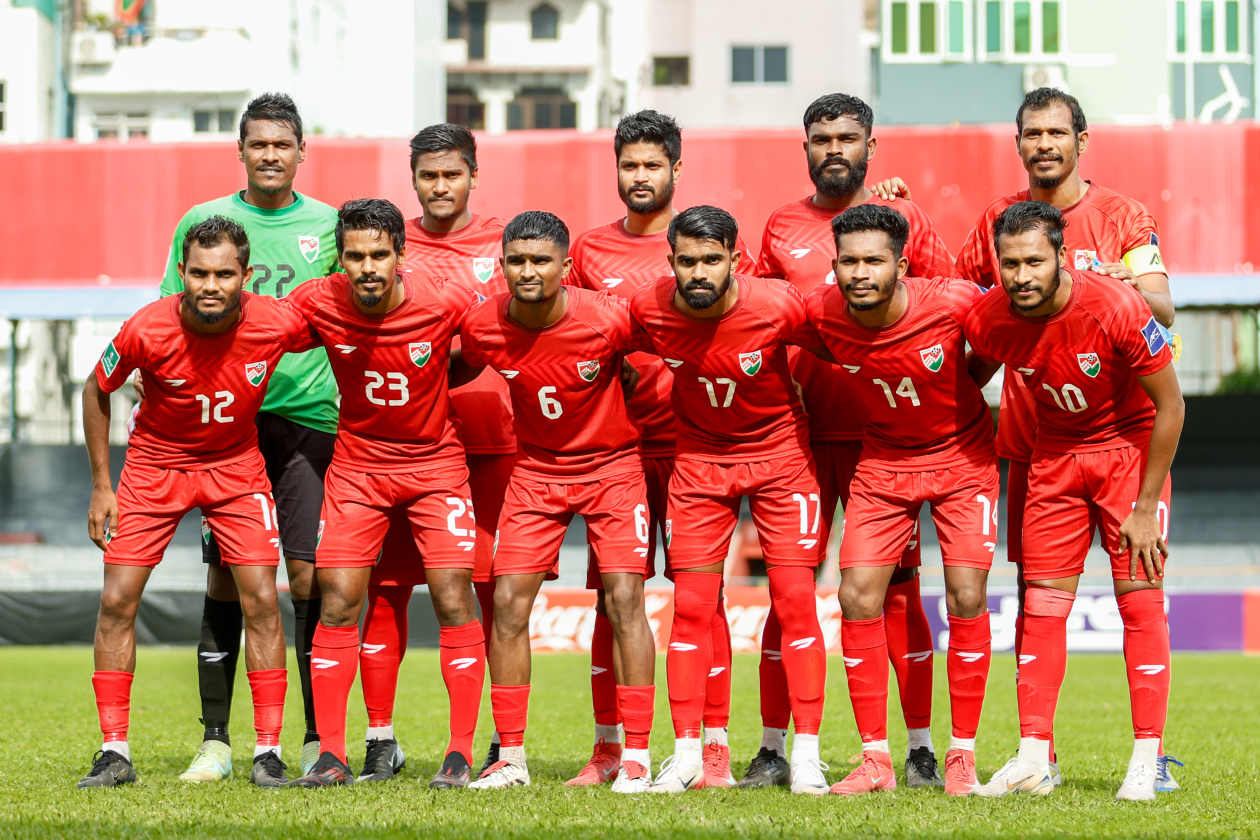 ފޮޓޯ: 733 ދުވަހަށް ފަހު ގައުމީ ޓީމު އެނބުރި ގަލޮޅު ދަނޑަށް