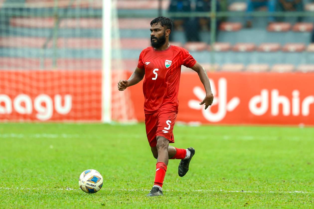 މާލެ، ރާއްޖެ (އޮކްޓޫބަރު 14) - އޭޝިއަން ކަޕް ކޮލިފައިންގައި މިއަދު ތަޖިކިސްތާން އަތުން 3-0 އިން ރާއްޖޭގެ ގައުމީ ފުޓްބޯޅަ ޓީމު ބަލިވި މެޗަކީ، 2023 ވަނަ އަހަރުގެ އޮކްޓޫބަރު މަހުގެ ފަހުން މިވީ 733 ދުވަހުގެ ތެރޭގައި ގަލޮޅު ދަނޑުގައި ގައުމީ ޓީމުން ކުޅުނު ފުރަތަމަ މެޗު: މި މެޗު ބަލަން 3120 ސަޕޯޓަރުން ވަނީ ދަނޑަށް ވަދެފައި.--- ފޮޓޯ: ރާއިފް ޔޫސުފް / އަދަދު ސްޕޯޓްސް
