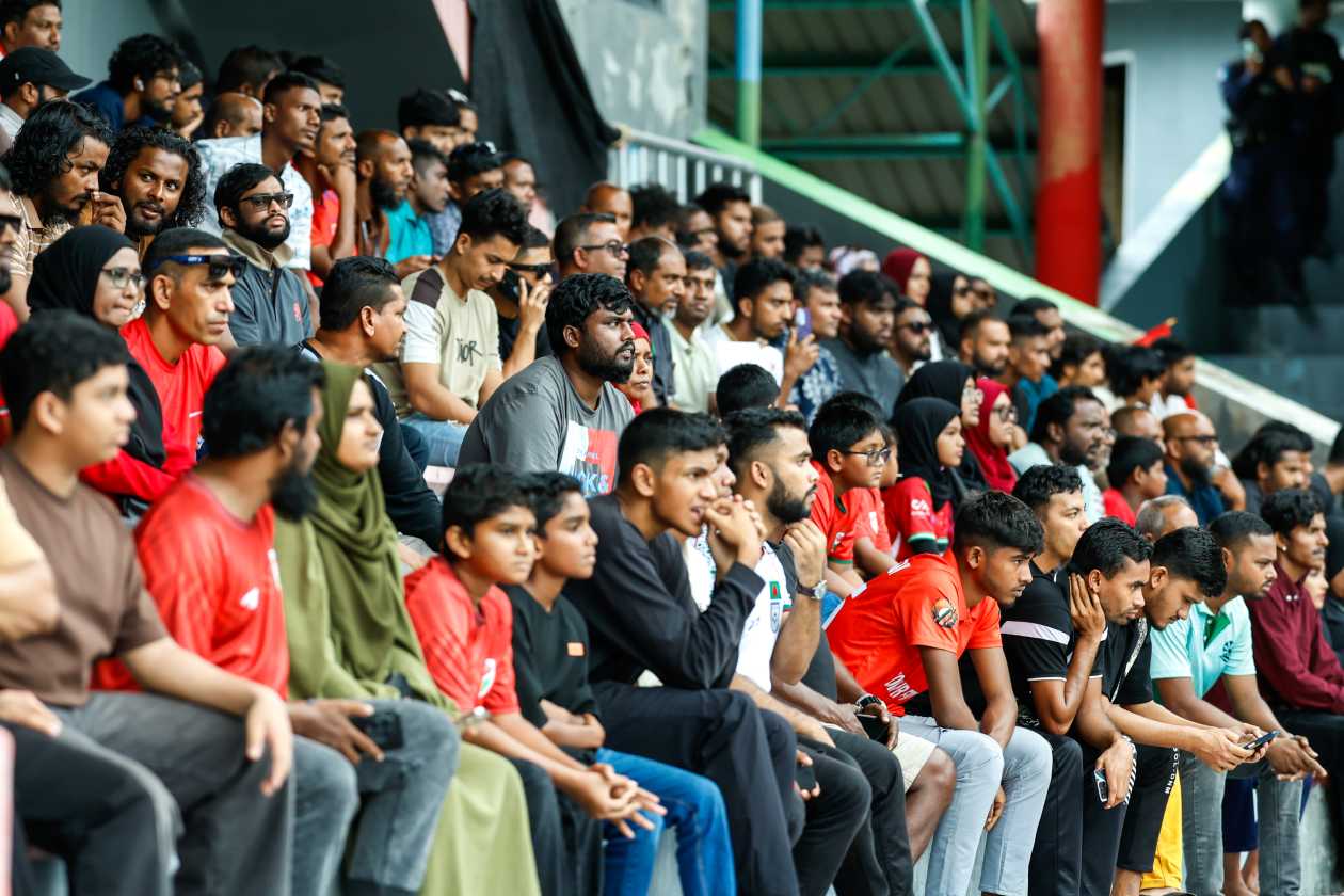 މާލެ، ރާއްޖެ (އޮކްޓޫބަރު 14) - އޭޝިއަން ކަޕް ކޮލިފައިންގައި މިއަދު ތަޖިކިސްތާން އަތުން 3-0 އިން ރާއްޖޭގެ ގައުމީ ފުޓްބޯޅަ ޓީމު ބަލިވި މެޗަކީ، 2023 ވަނަ އަހަރުގެ އޮކްޓޫބަރު މަހުގެ ފަހުން މިވީ 733 ދުވަހުގެ ތެރޭގައި ގަލޮޅު ދަނޑުގައި ގައުމީ ޓީމުން ކުޅުނު ފުރަތަމަ މެޗު: މި މެޗު ބަލަން 3120 ސަޕޯޓަރުން ވަނީ ދަނޑަށް ވަދެފައި.--- ފޮޓޯ: ރާއިފް ޔޫސުފް / އަދަދު ސްޕޯޓްސް