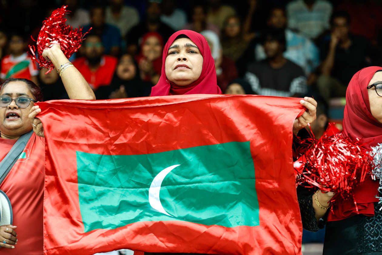 މާލެ، ރާއްޖެ (އޮކްޓޫބަރު 14) - އޭޝިއަން ކަޕް ކޮލިފައިންގައި މިއަދު ތަޖިކިސްތާން އަތުން 3-0 އިން ރާއްޖޭގެ ގައުމީ ފުޓްބޯޅަ ޓީމު ބަލިވި މެޗަކީ، 2023 ވަނަ އަހަރުގެ އޮކްޓޫބަރު މަހުގެ ފަހުން މިވީ 733 ދުވަހުގެ ތެރޭގައި ގަލޮޅު ދަނޑުގައި ގައުމީ ޓީމުން ކުޅުނު ފުރަތަމަ މެޗު: މި މެޗު ބަލަން 3120 ސަޕޯޓަރުން ވަނީ ދަނޑަށް ވަދެފައި.--- ފޮޓޯ: ރާއިފް ޔޫސުފް / އަދަދު ސްޕޯޓްސް