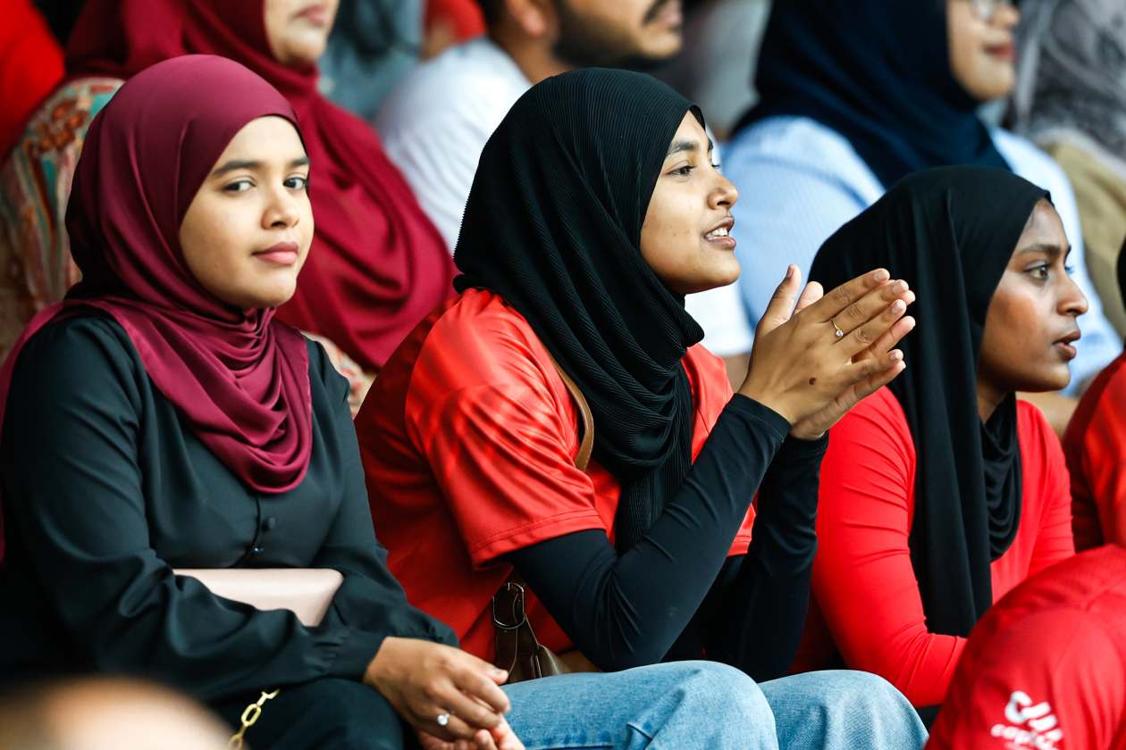 މާލެ، ރާއްޖެ (އޮކްޓޫބަރު 14) - އޭޝިއަން ކަޕް ކޮލިފައިންގައި މިއަދު ތަޖިކިސްތާން އަތުން 3-0 އިން ރާއްޖޭގެ ގައުމީ ފުޓްބޯޅަ ޓީމު ބަލިވި މެޗަކީ، 2023 ވަނަ އަހަރުގެ އޮކްޓޫބަރު މަހުގެ ފަހުން މިވީ 733 ދުވަހުގެ ތެރޭގައި ގަލޮޅު ދަނޑުގައި ގައުމީ ޓީމުން ކުޅުނު ފުރަތަމަ މެޗު: މި މެޗު ބަލަން 3120 ސަޕޯޓަރުން ވަނީ ދަނޑަށް ވަދެފައި.--- ފޮޓޯ: ރާއިފް ޔޫސުފް / އަދަދު ސްޕޯޓްސް
