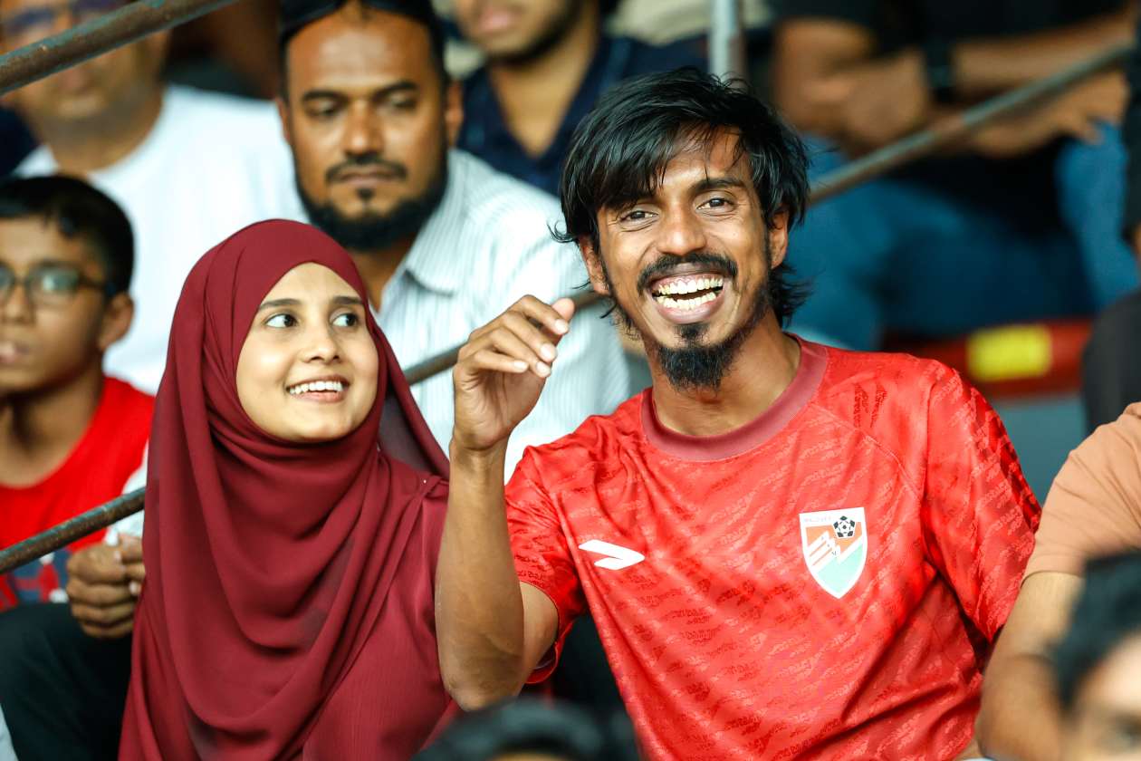 މާލެ، ރާއްޖެ (އޮކްޓޫބަރު 14) - އޭޝިއަން ކަޕް ކޮލިފައިންގައި މިއަދު ތަޖިކިސްތާން އަތުން 3-0 އިން ރާއްޖޭގެ ގައުމީ ފުޓްބޯޅަ ޓީމު ބަލިވި މެޗަކީ، 2023 ވަނަ އަހަރުގެ އޮކްޓޫބަރު މަހުގެ ފަހުން މިވީ 733 ދުވަހުގެ ތެރޭގައި ގަލޮޅު ދަނޑުގައި ގައުމީ ޓީމުން ކުޅުނު ފުރަތަމަ މެޗު: މި މެޗު ބަލަން 3120 ސަޕޯޓަރުން ވަނީ ދަނޑަށް ވަދެފައި.--- ފޮޓޯ: ރާއިފް ޔޫސުފް / އަދަދު ސްޕޯޓްސް