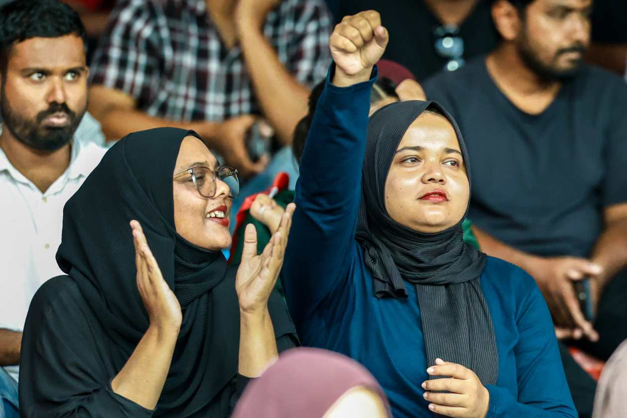 މާލެ، ރާއްޖެ (އޮކްޓޫބަރު 14) - އޭޝިއަން ކަޕް ކޮލިފައިންގައި މިއަދު ތަޖިކިސްތާން އަތުން 3-0 އިން ރާއްޖޭގެ ގައުމީ ފުޓްބޯޅަ ޓީމު ބަލިވި މެޗަކީ، 2023 ވަނަ އަހަރުގެ އޮކްޓޫބަރު މަހުގެ ފަހުން މިވީ 733 ދުވަހުގެ ތެރޭގައި ގަލޮޅު ދަނޑުގައި ގައުމީ ޓީމުން ކުޅުނު ފުރަތަމަ މެޗު: މި މެޗު ބަލަން 3120 ސަޕޯޓަރުން ވަނީ ދަނޑަށް ވަދެފައި.--- ފޮޓޯ: ރާއިފް ޔޫސުފް / އަދަދު ސްޕޯޓްސް