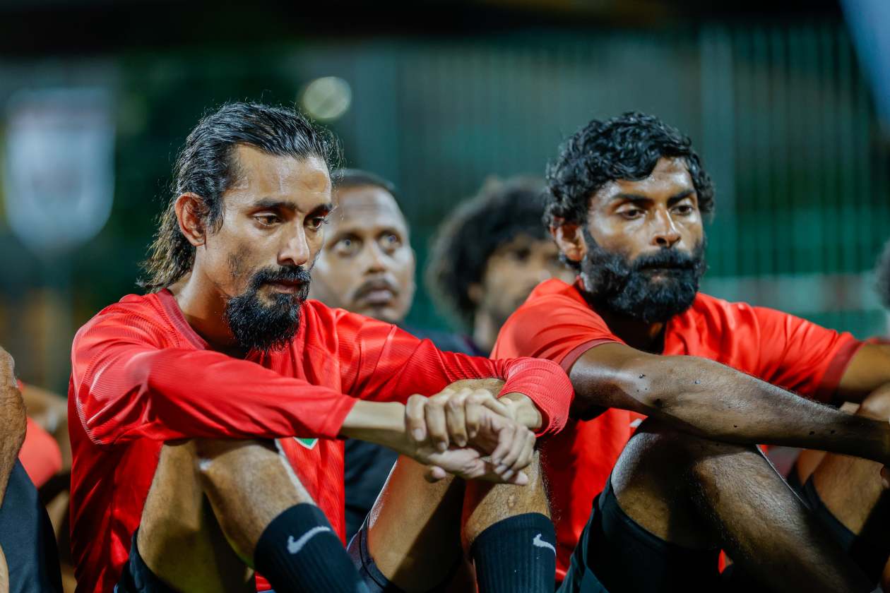 Hulhumalé (December 2): The Maldives national men's futsal team began training last night with a large preliminary squad for the inaugural SAFF Futsal Championship, set to take place in Nonthaburi, Thailand, from January 13–26; prior to the start of practice, FAM President Tariq and several members of the FAM Futsal Committee met with the team. --- Photo: Raif Yoosuf / Adhadhu Sports