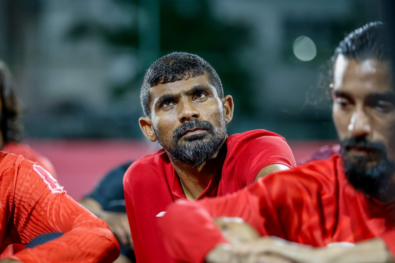 Hulhumalé (December 2): The Maldives national men's futsal team began training last night with a large preliminary squad for the inaugural SAFF Futsal Championship, set to take place in Nonthaburi, Thailand, from January 13–26; prior to the start of practice, FAM President Tariq and several members of the FAM Futsal Committee met with the team. --- Photo: Raif Yoosuf / Adhadhu Sports