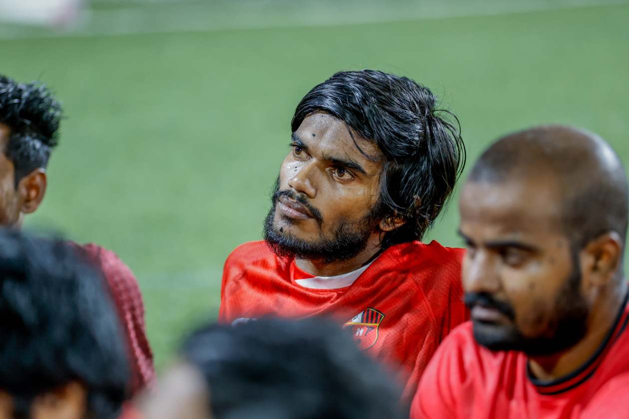 Hulhumalé (December 2): The Maldives national men's futsal team began training last night with a large preliminary squad for the inaugural SAFF Futsal Championship, set to take place in Nonthaburi, Thailand, from January 13–26; prior to the start of practice, FAM President Tariq and several members of the FAM Futsal Committee met with the team. --- Photo: Raif Yoosuf / Adhadhu Sports