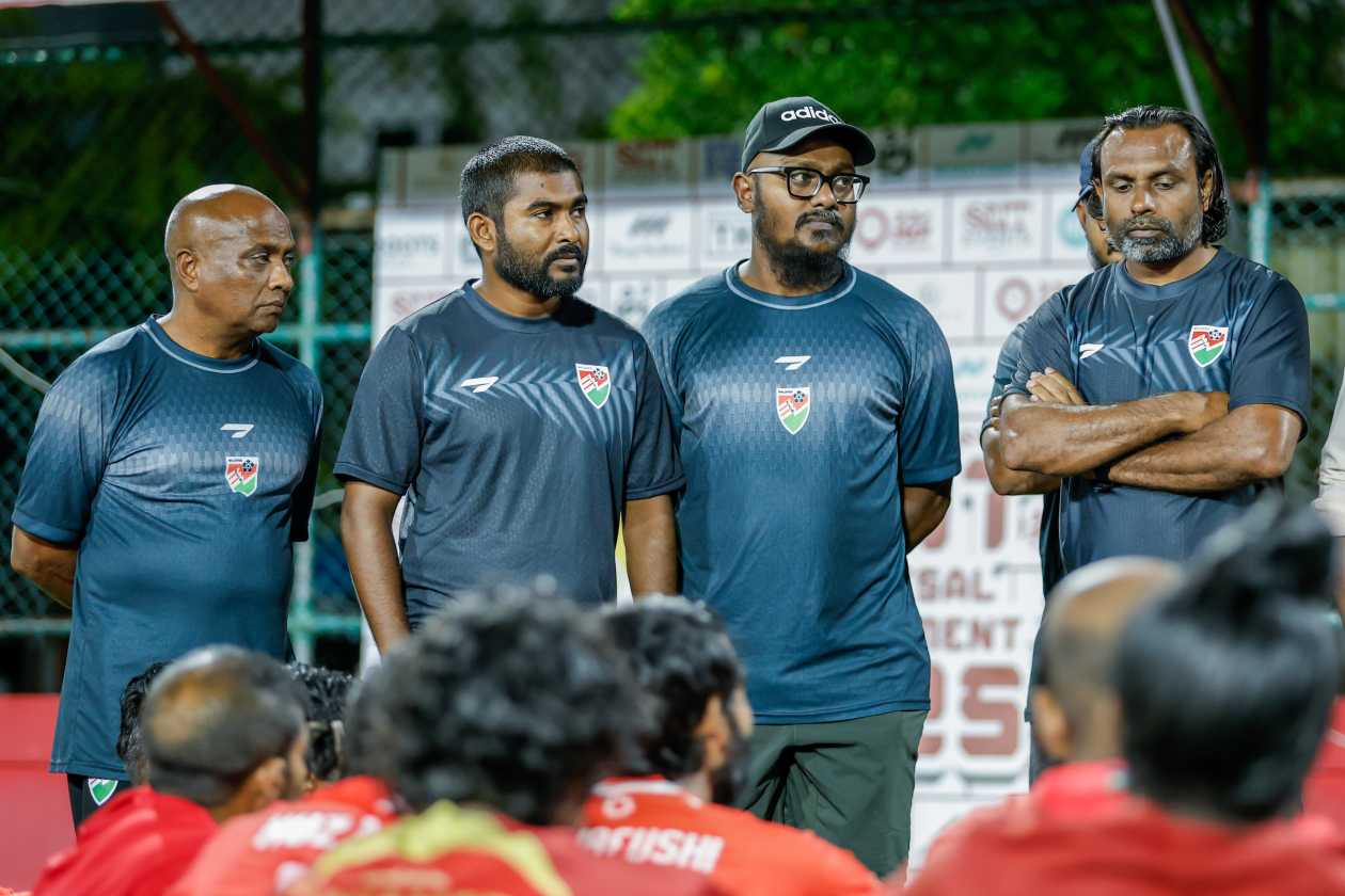 Hulhumalé (December 2): The Maldives national men's futsal team began training last night with a large preliminary squad for the inaugural SAFF Futsal Championship, set to take place in Nonthaburi, Thailand, from January 13–26; prior to the start of practice, FAM President Tariq and several members of the FAM Futsal Committee met with the team. --- Photo: Raif Yoosuf / Adhadhu Sports