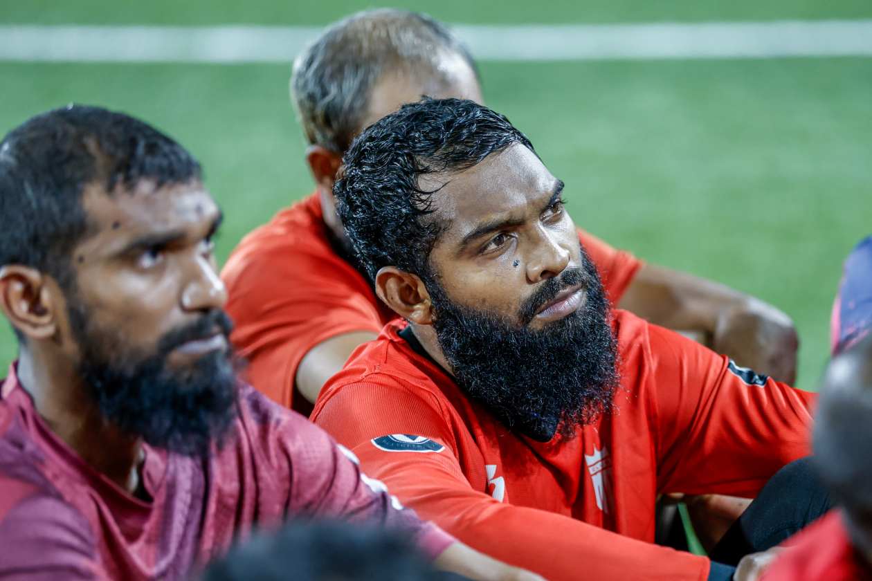 Hulhumalé (December 2): The Maldives national men's futsal team began training last night with a large preliminary squad for the inaugural SAFF Futsal Championship, set to take place in Nonthaburi, Thailand, from January 13–26; prior to the start of practice, FAM President Tariq and several members of the FAM Futsal Committee met with the team. --- Photo: Raif Yoosuf / Adhadhu Sports