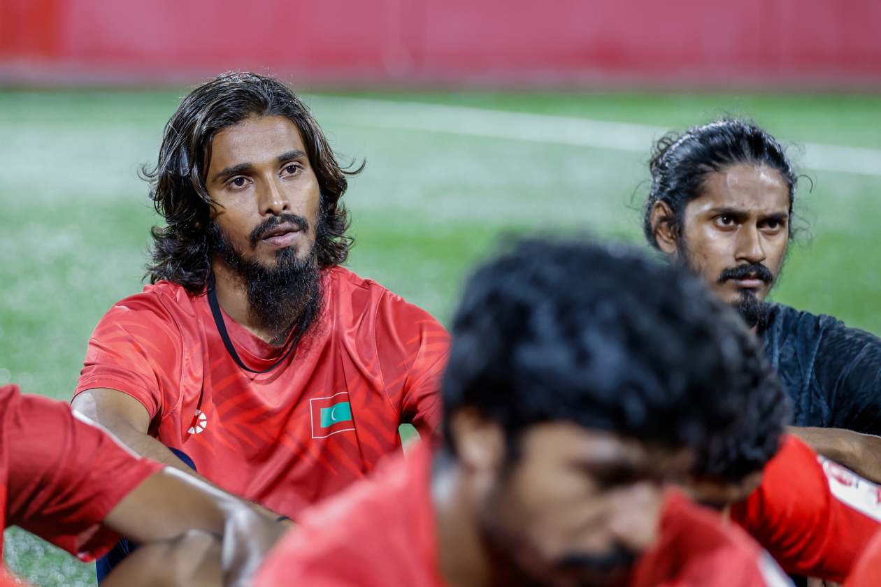 Hulhumalé (December 2): The Maldives national men's futsal team began training last night with a large preliminary squad for the inaugural SAFF Futsal Championship, set to take place in Nonthaburi, Thailand, from January 13–26; prior to the start of practice, FAM President Tariq and several members of the FAM Futsal Committee met with the team. --- Photo: Raif Yoosuf / Adhadhu Sports