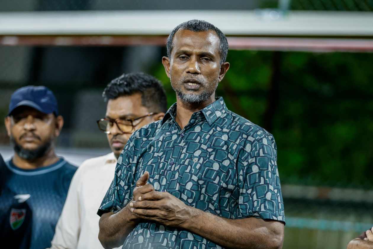Hulhumalé (December 2): The Maldives national men's futsal team began training last night with a large preliminary squad for the inaugural SAFF Futsal Championship, set to take place in Nonthaburi, Thailand, from January 13–26; prior to the start of practice, FAM President Tariq and several members of the FAM Futsal Committee met with the team. --- Photo: Raif Yoosuf / Adhadhu Sports