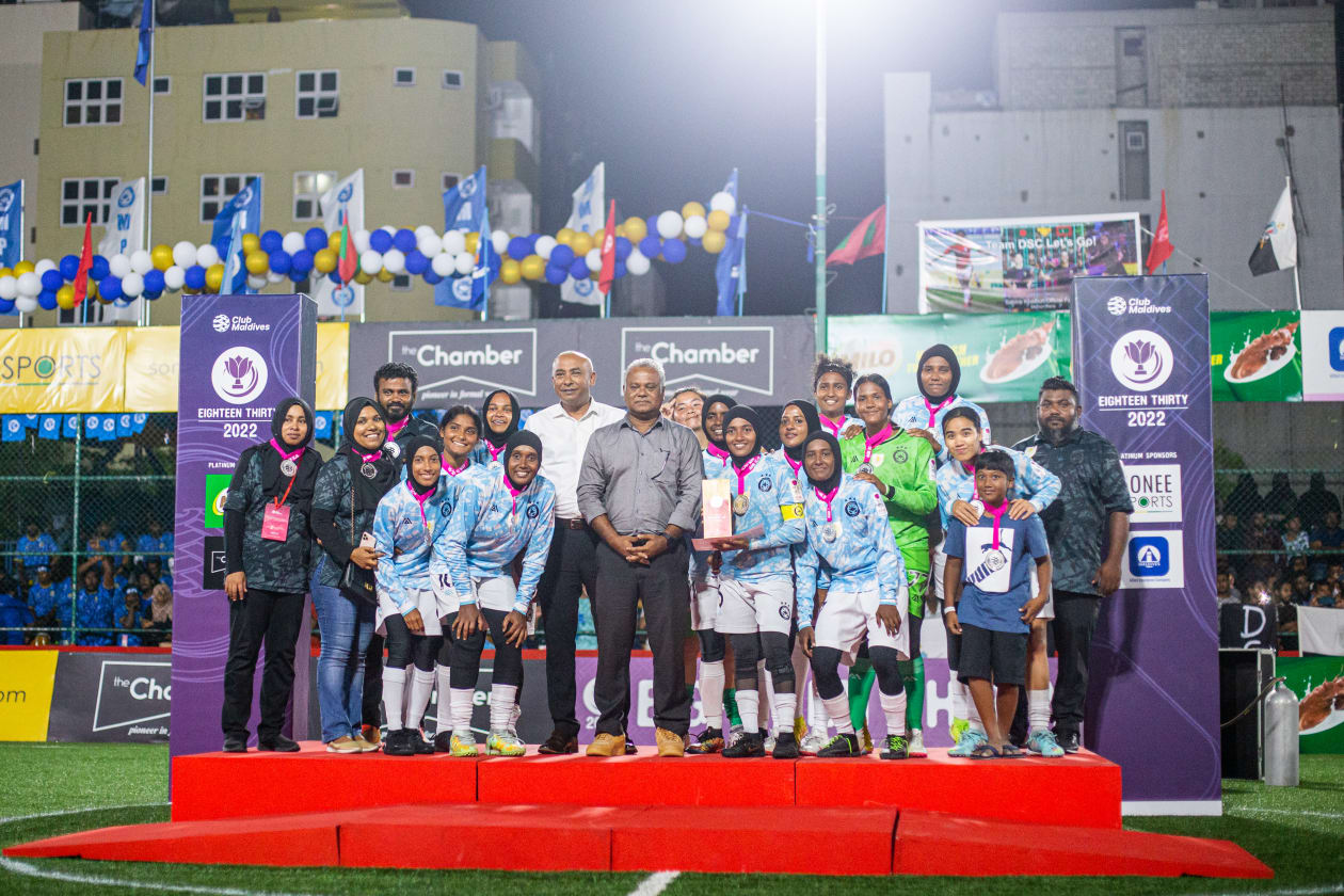 މާލެ (ނޮވެމްބަރު 4): ދިވެހި ސިފައިންގެ ކްލަބުން ވަނީ މީގެ ކުރިން 2013 އާއި 2014 ވަނަ އަހަރު 18/30 ފުޓްސަލް ފިއެސްޓާގެ ޗެމްޕިއަންކަން ހޯދާފައި: މި ފަހަރުގެ މުބާރާތުގެ ޗެމްޕިއަންކަން ސިފައިން ހޯދީ އެންމެ ފަހުން ތިން ފަހަރު ތަށި އުފުލާލި އެމްޕީއެލްގެ މައްޗަށް ރޭ ކުުޅުނު ފައިނަލުގައި 10-2 އިން ކުރިހޯދައިގެން: ރަނަރަޕަށް ދިޔަ އެމްޕީއެލް ކުޅުންތެރިން ޓްރޮފީއާ އެކު.-- ފޮޓޯ: އަބްދުﷲ އިޔާން - މުހައްމަދު ޝާބިން/ އަދަދު 