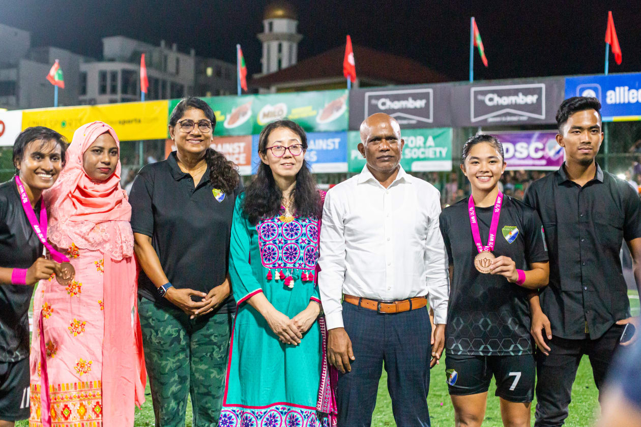 މާލެ (ނޮވެމްބަރު 4): ދިވެހި ސިފައިންގެ ކްލަބުން ވަނީ މީގެ ކުރިން 2013 އާއި 2014 ވަނަ އަހަރު 18/30 ފުޓްސަލް ފިއެސްޓާގެ ޗެމްޕިއަންކަން ހޯދާފައި: މި ފަހަރުގެ މުބާރާތުގެ ޗެމްޕިއަންކަން ސިފައިން ހޯދީ އެންމެ ފަހުން ތިން ފަހަރު ތަށި އުފުލާލި އެމްޕީއެލްގެ މައްޗަށް ރޭ ކުުޅުނު ފައިނަލުގައި 10-2 އިން ކުރިހޯދައިގެން: ސިފައިންގެ ޓީމުގެ ކާމިޔާބީގައި އިސް ރޯލެއް ކުޅުނު ބަންގްލަދޭޝްގެ ދެ ކުޅުންތެރިން ކަމަށްވާ ސުމައްޔާ އާއި ސަބީނާ އެ ދެ ކުޅުންތެރިންގެ އާއިލާ މެމްބަރުންނާއި ޑިފެންސް މިނިސްޓަރު މާރިޔާއާ އެކު ފޮޓޯ އަކަށް ހުއްޓިލައިގެން.-- ފޮޓޯ: އަބްދުﷲ އިޔާން - މުހައްމަދު ޝާބިން/ އަދަދު 