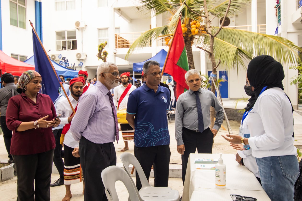 ޖޫން 1، 2022 - އެމްއެންޔޫގެ ފުރަތަމަ ޖޮބްފެއާގައި ހުރި ސްޓޯލަކުން އާދަމް އާޒިމް މައުލޫމާތު ސާފުކުރައްވަނީ. މިއީ ދަރިވަރުން ކިޔަވައި ނިމުމަށްފަހު ވަޒީފާ ނުލިބިފައި ތިބޭ މިންވަރު އިތުރުވާތީ ވަޒީފާގެ ފުރުސަތު ފަހިކޮށްދިނުމުގެ މަގުސަދުގައި ފެށި ޕްރޮގްރާމެއް --- ފޮޓޯ: އަބްދުﷲ އިޔާން/އަދަދު