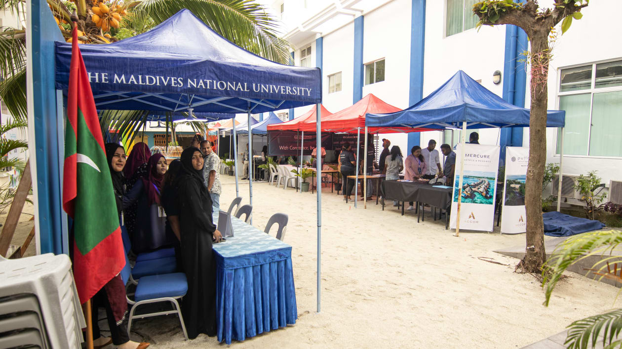 ޖޫން 1، 2022 - އެމްއެންޔޫގެ ފުރަތަމަ ޖޮބްފެއާގައި ހުރި ބައެއް ސްޓޯލްތައް. މިއީ ދަރިވަރުން ކިޔަވައި ނިމުމަށްފަހު ވަޒީފާ ނުލިބިފައި ތިބޭ މިންވަރު އިތުރުވާތީ ވަޒީފާގެ ފުރުސަތު ފަހިކޮށްދިނުމުގެ މަގުސަދުގައި ފެށި ޕްރޮގްރާމެއް --- ފޮޓޯ: އަބްދުﷲ އިޔާން/އަދަދު