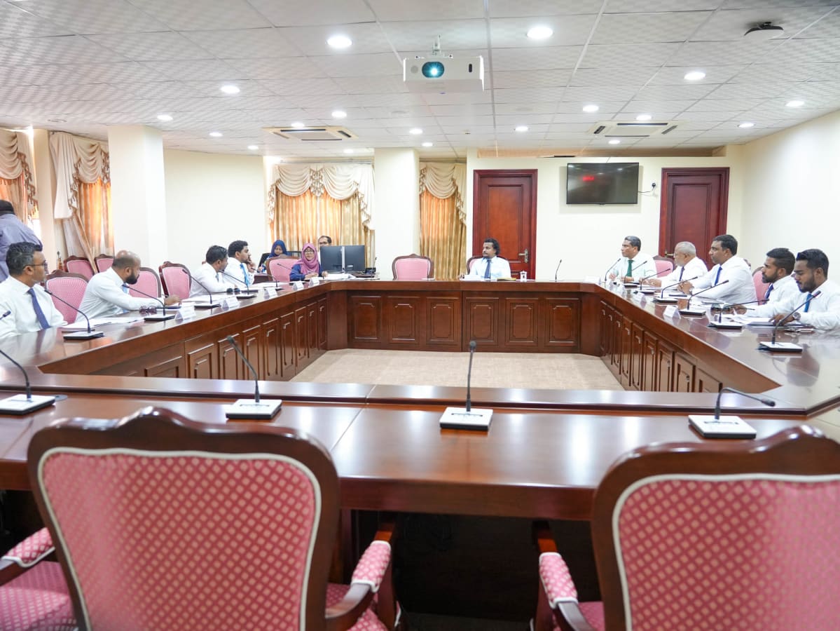 ޖޫން 4، 2024؛ ރައްޔިތުންގެ މަޖިލީހުގެ އިގުތިސޯދީ ކޮމިޓީގެ ބައްދަލުވުމުގެ ތެރެއިން. އެ ކޮމިޓީގެ މުގައްރިރަކީ ފުވައްމުލަކު މެދު ދާއިރާގެ މެންބަރު އަލީ ފަޒާދު. -- ފޮޓޯ: ރައްޔިތުންގެ މަޖިލީހުގެ އިދާރާ