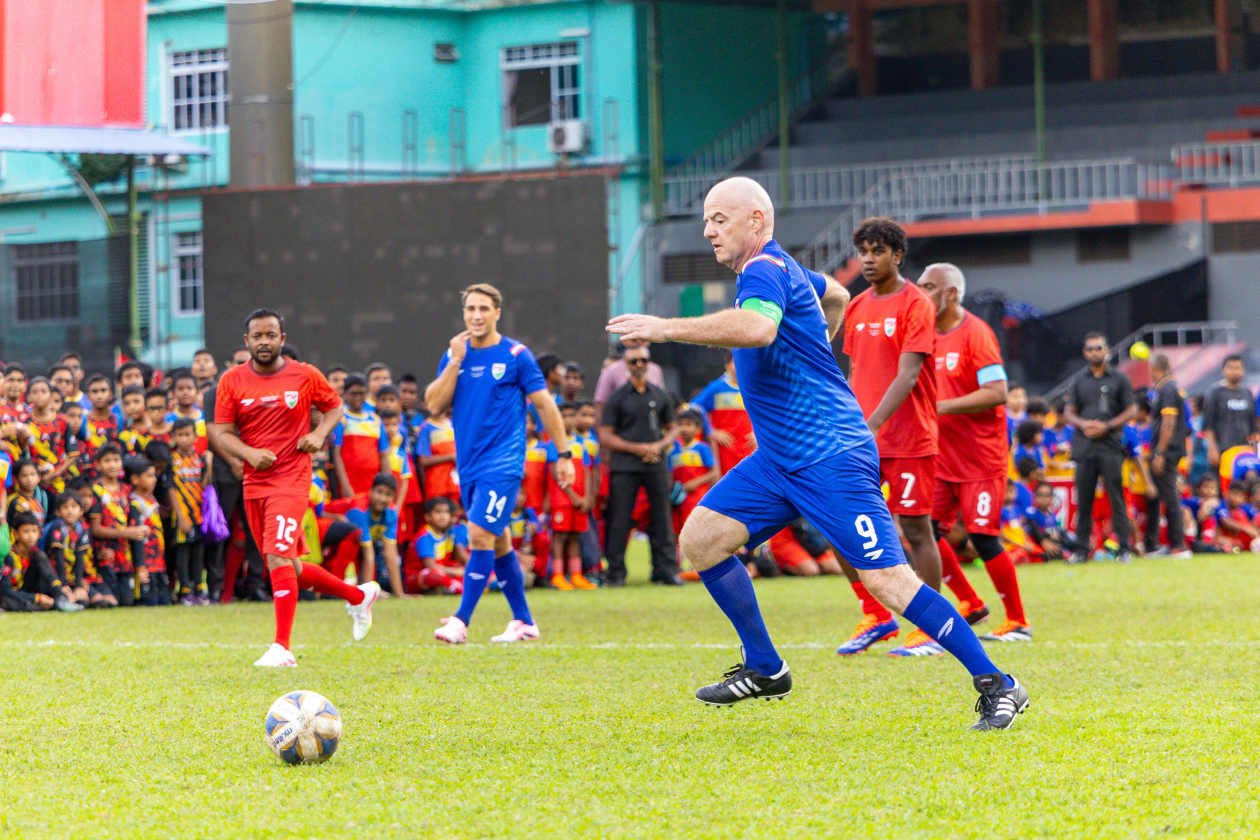 Male, Maldives (October 24): FIFA President Infantino made a one-day official visit to the Maldives today, marking the first time in 19 years that a FIFA President has visited the country; during the visit, he met with President Dr. Muizzu and participated in a special match. At a football festival held this afternoon at Galolhu Stadium involving 500–700 children, the FIFA team defeated President Muizzu’s team 6-4 in the featured match. ---