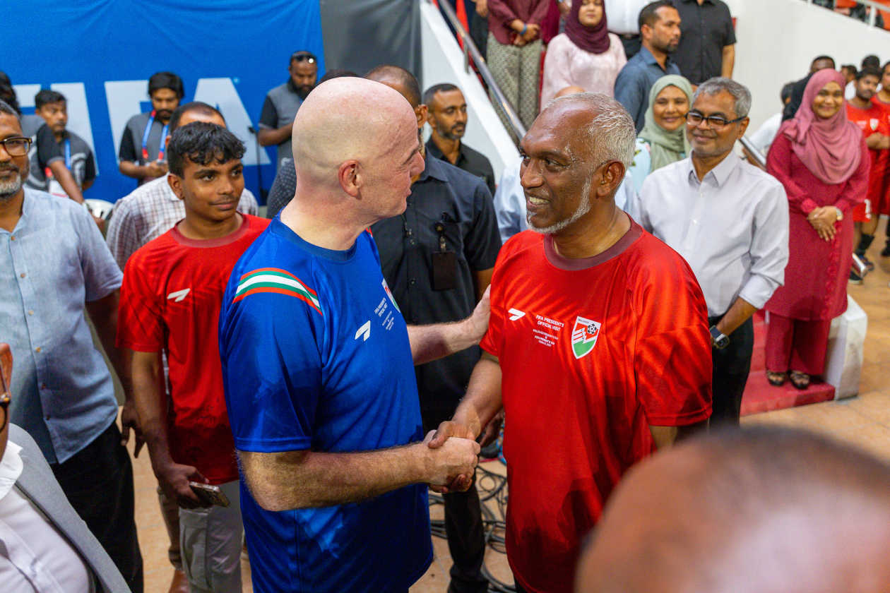 Male, Maldives (October 24): FIFA President Infantino made a one-day official visit to the Maldives today, marking the first time in 19 years that a FIFA President has visited the country; during the visit, he met with President Dr. Muizzu and participated in a special match. At a football festival held this afternoon at Galolhu Stadium involving 500–700 children, the FIFA team defeated President Muizzu’s team 6-4 in the featured match. ---