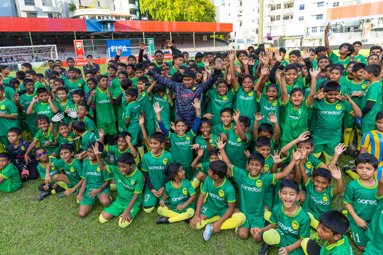 Male, Maldives (October 24): FIFA President Infantino made a one-day official visit to the Maldives today, marking the first time in 19 years that a FIFA President has visited the country; during the visit, he met with President Dr. Muizzu and participated in a special match. At a football festival held this afternoon at Galolhu Stadium involving 500–700 children, the FIFA team defeated President Muizzu’s team 6-4 in the featured match. ---