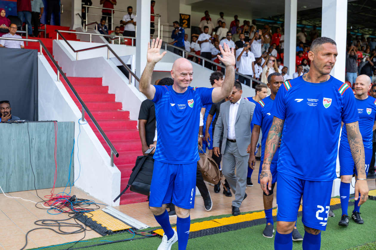Male, Maldives (October 24): FIFA President Infantino made a one-day official visit to the Maldives today, marking the first time in 19 years that a FIFA President has visited the country; during the visit, he met with President Dr. Muizzu and participated in a special match. At a football festival held this afternoon at Galolhu Stadium involving 500–700 children, the FIFA team defeated President Muizzu’s team 6-4 in the featured match. ---
