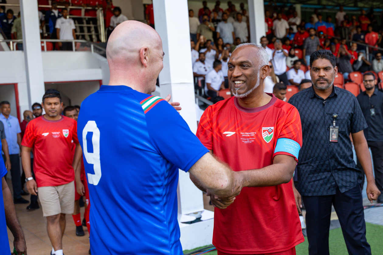 Male, Maldives (October 24): FIFA President Infantino made a one-day official visit to the Maldives today, marking the first time in 19 years that a FIFA President has visited the country; during the visit, he met with President Dr. Muizzu and participated in a special match. At a football festival held this afternoon at Galolhu Stadium involving 500–700 children, the FIFA team defeated President Muizzu’s team 6-4 in the featured match. ---
