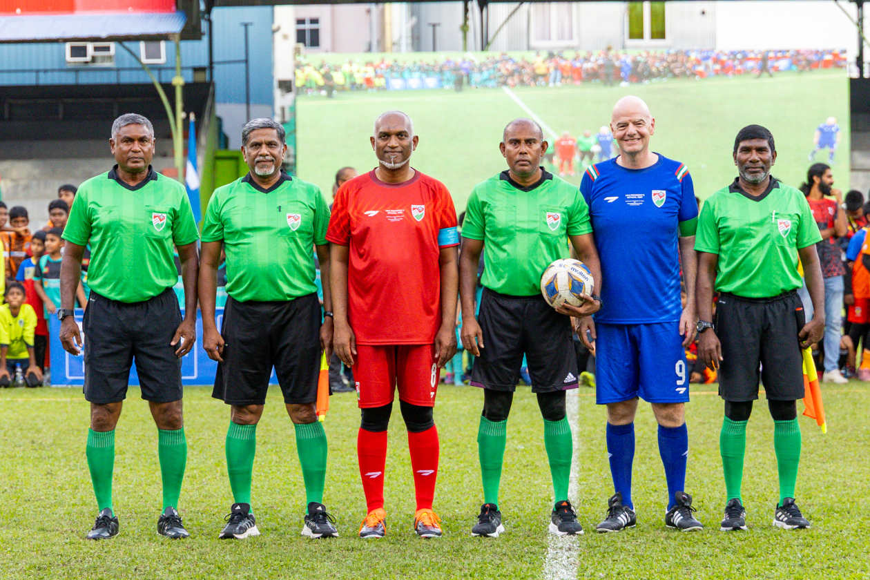 Male, Maldives (October 24): FIFA President Infantino made a one-day official visit to the Maldives today, marking the first time in 19 years that a FIFA President has visited the country; during the visit, he met with President Dr. Muizzu and participated in a special match. At a football festival held this afternoon at Galolhu Stadium involving 500–700 children, the FIFA team defeated President Muizzu’s team 6-4 in the featured match. ---