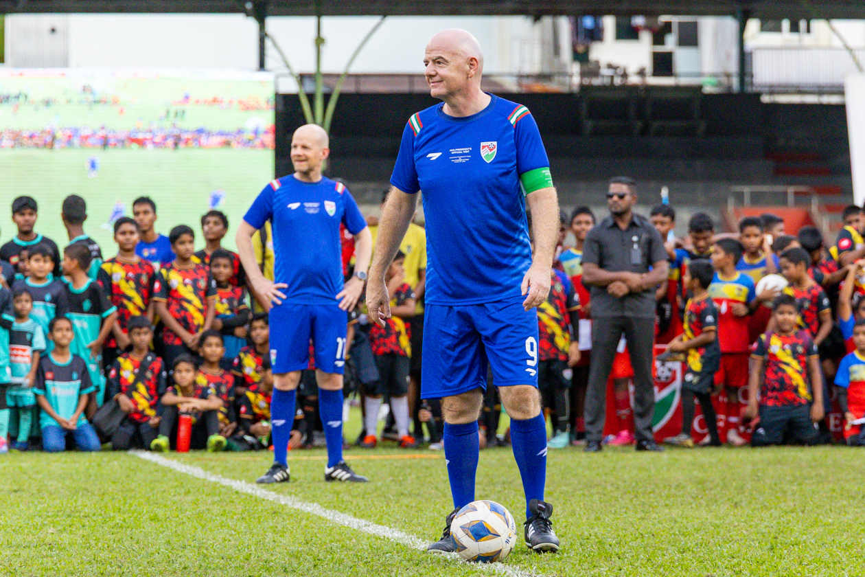 Male, Maldives (October 24): FIFA President Infantino made a one-day official visit to the Maldives today, marking the first time in 19 years that a FIFA President has visited the country; during the visit, he met with President Dr. Muizzu and participated in a special match. At a football festival held this afternoon at Galolhu Stadium involving 500–700 children, the FIFA team defeated President Muizzu’s team 6-4 in the featured match. ---