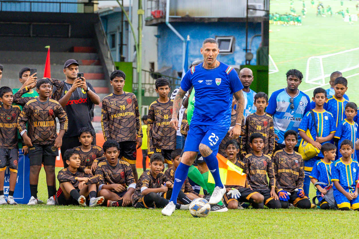 Male, Maldives (October 24): FIFA President Infantino made a one-day official visit to the Maldives today, marking the first time in 19 years that a FIFA President has visited the country; during the visit, he met with President Dr. Muizzu and participated in a special match. At a football festival held this afternoon at Galolhu Stadium involving 500–700 children, the FIFA team defeated President Muizzu’s team 6-4 in the featured match. ---