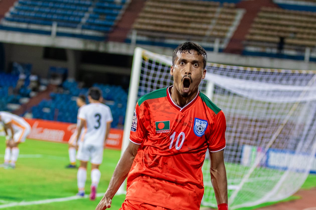 ބެންގަލޫރު، އިންޑިއާ (ޖޫން 29) - ބެންގަލޫރުގައި މިހާރު ކުރިއަށްދާ ސާފް ބަންގުބަންދު ޗެމްޕިއަންޝިޕްގައި ރޭ ބޫޓާން އަތުން ފަހަތުން އަރައި ބަންގްލަދޭޝް އިން ވަނީ މޮޅުވެފައި: މި ފަހަރުގެ މުބާރާތުގެ ގްރޫޕް ބީގެ ދެ ވަނަ ހޯދައި، ބަންގްލަދޭޝް އިން ވަނީ 14 އަހަރުގެ ތެރޭ ފުރަތަމަ ފަހަރަށް ސާފްގެ ސެމީ އަށް ދަތުރުކޮށްފައި --- ފޮޓޯ؛ މުހައްމަދު ޝާބިން / އަދަދު