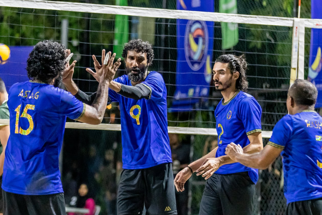 ހުޅުމާލެ (މެއި 3) - ހަތަރު އަހަރުގެ މެދުކެނޑުމަކަަށް ފަހު ކޮމްޕެނީ/އޮފީސް ވޮލީބޯޅަ މުބާރާތް ފަށާފައިވާއިރު، މި ފަަހަރުގެ މުބާރާތުގައި ޖުމްލަ އެކު ނުވަ ޓީމެއް ވާދަކުރޭ: ހުޅުމާލޭ ވޮލީ ކޯޓުގައި ކުރިއަށްދާ މި މުބާރާތް ކުރިއަށްދަނީ ދެ ގްރޫޕަކަށް ބަހާލައިގެން، ސެމީ އެއް ކުޅެ އެ އަށް ފަހު ފައިނަލް ކުޅެން. --- ފޮޓޯ؛ މުހައްމަދު ޝާބިން / އަދަދު